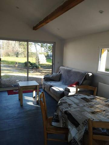 Gîte pour 4 personnes, avec piscine ainsi que jardin et terrasse à Dolomieu
