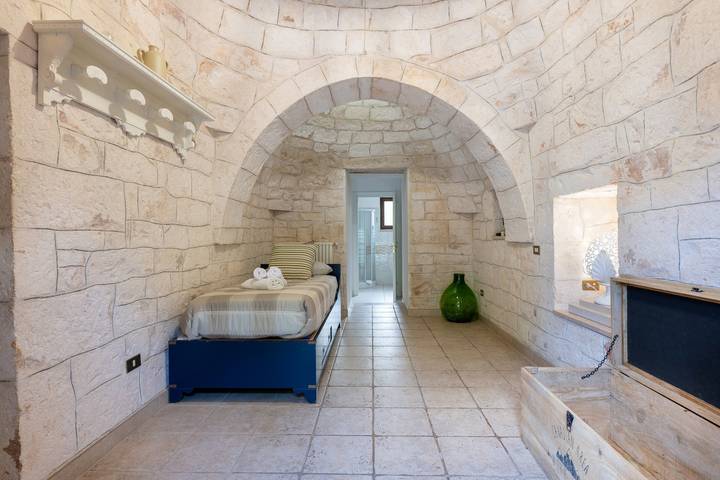 Trullo 'Mele' with Private Garden and Air Conditioning in Martina Franca, Taranto provins