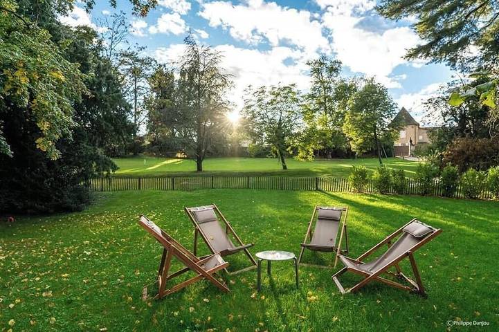 Location de vacances pour 15 personnes, avec jardin et piscine, animaux acceptés à Romanèche-Thorins
