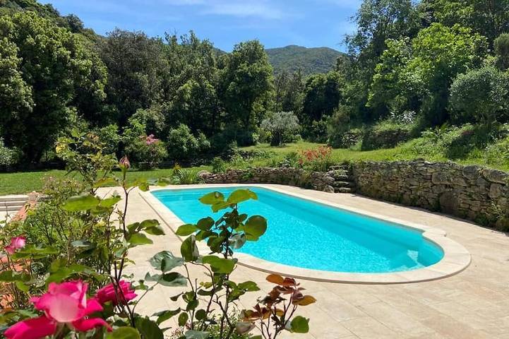 Location de vacances pour 16 personnes, avec Jacuzzi ainsi que Terrasse et Jardin dans La Vallée Heureuse à Sorède