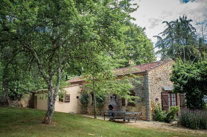 Location de vacances pour 6 personnes, avec terrasse ainsi que jardin et piscine à Prats-du-Périgord