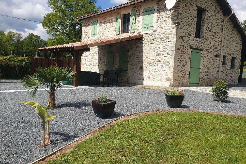 Maison renove et independante a bord du lac avec jardin et piscine prive. in Saint-Quentin-sur-Charente, Charente