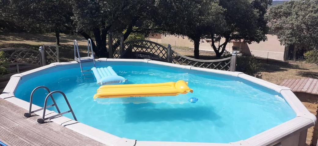 Location de vacances pour 3 personnes, avec vue ainsi que jardin et piscine, adapté aux familles à Villeneuve-de-Berg - 2