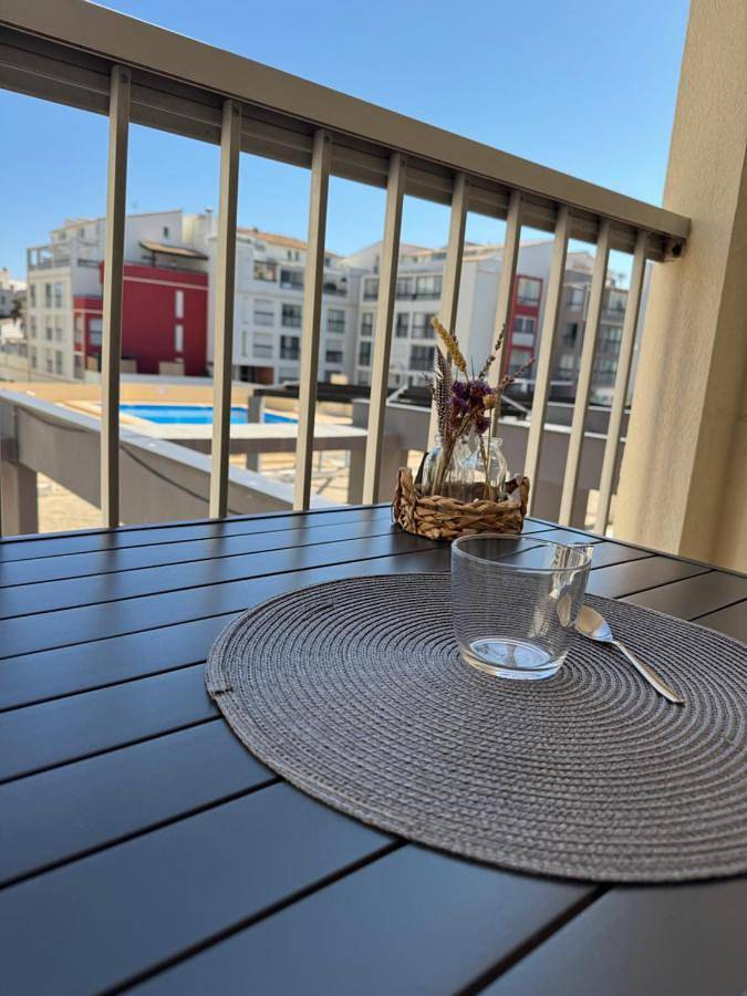 Appartement de vacances pour 4 personnes, avec piscine ainsi que balcon et vue