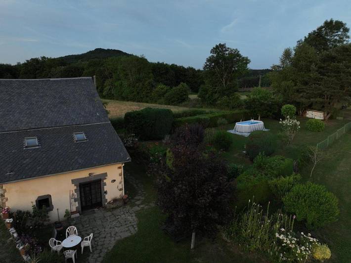 Location de vacances pour 8 personnes, avec piscine ainsi que vue et jardin à Bourg-Lastic - 2
