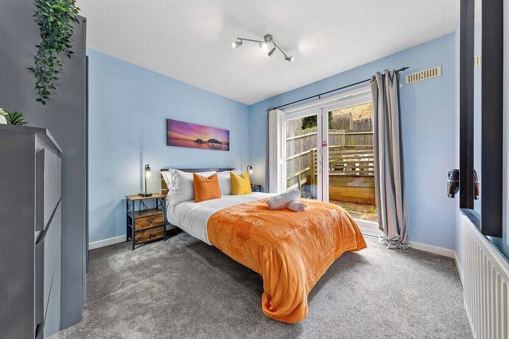 1Br • Free Parking • Home Away From Home • Lgw in Crawley, West Sussex