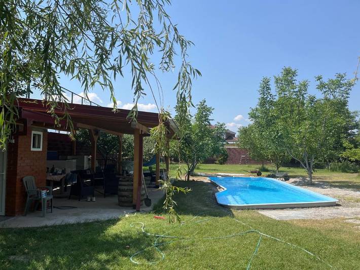 Location de vacances pour 5 personnes, avec piscine ainsi que jardin et vue à Skopje