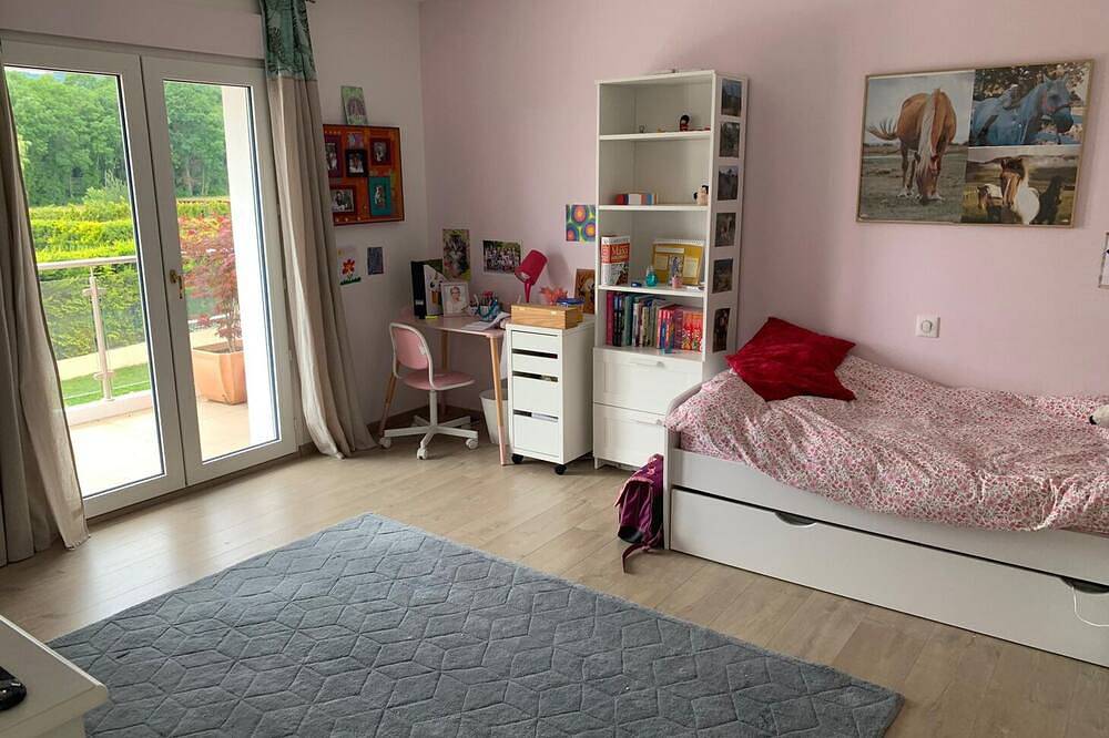 Superb 330m² villa sleeping 11, heated pool, terrace and garden in Divonne-les-Bains, Gex