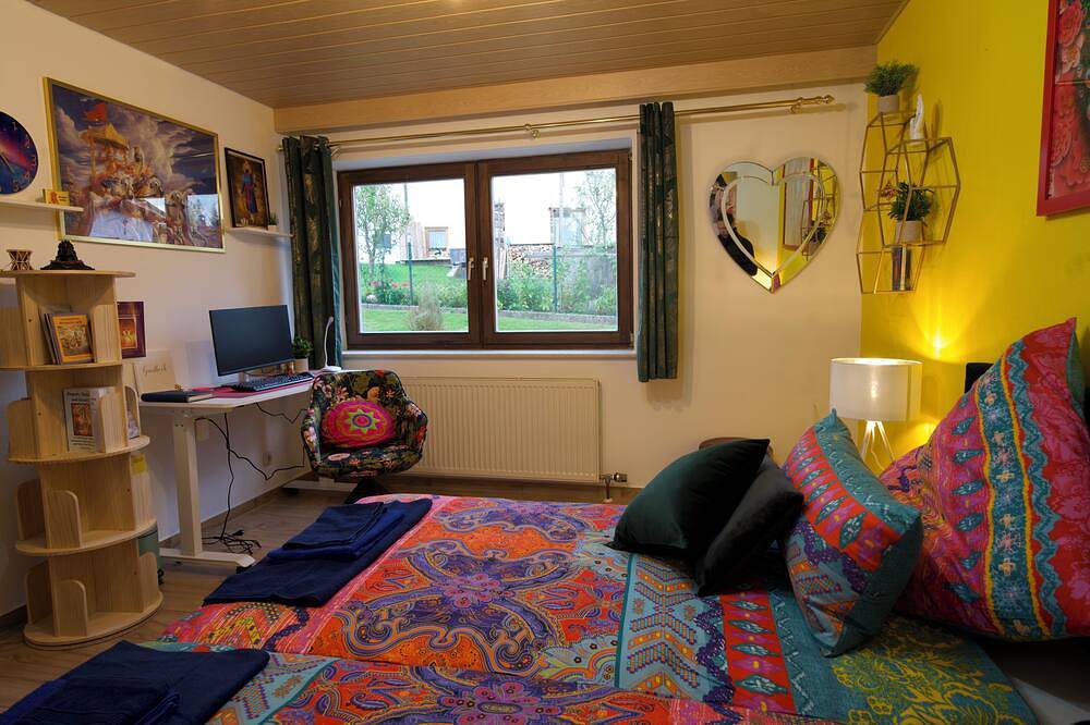 Ganze Wohnung, Stilvolles und Kunstvolles Apartment mit 400qm Garten & Massage und Ayurveda in Grainet, Šumava Mountains