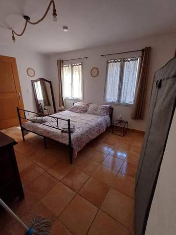 Gîte pour 4 personnes, avec terrasse et jacuzzi, adapté aux familles à Montferrat