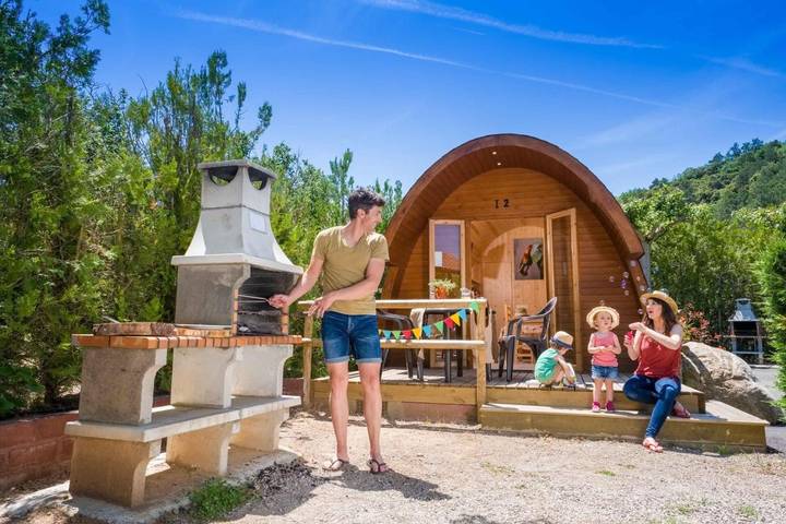 Apartamento para 2 personas, con Jacuzzi y Terraza además de Jardín y Piscina para niños en Prades