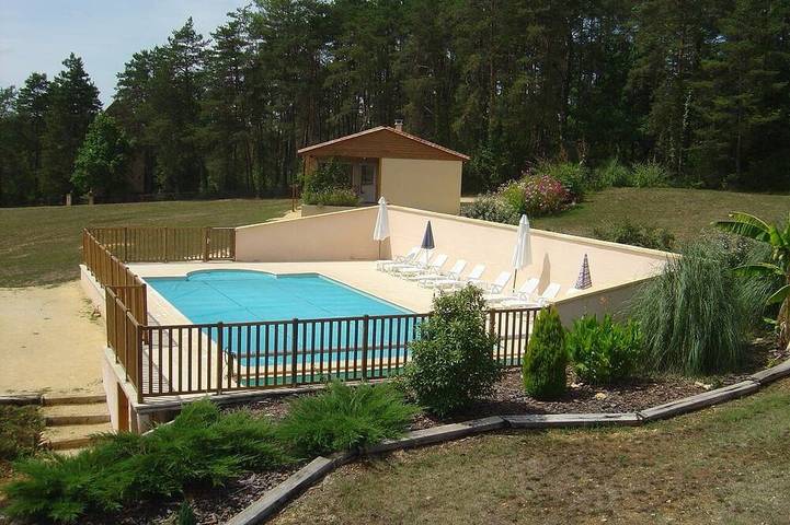 Location de vacances pour 6 personnes, avec jardin ainsi que terrasse et piscine à Auriac-du-Périgord