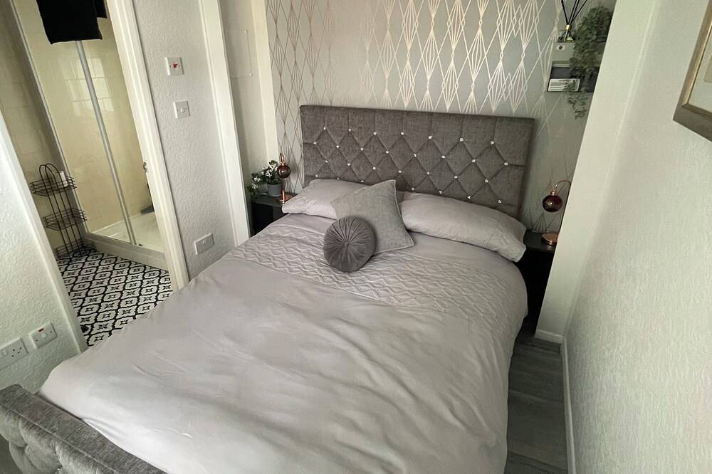 Private Tranquil One Bedroom Lodge With Parking and Outdoor Space. Pet Friendly! in Farnham, Surrey