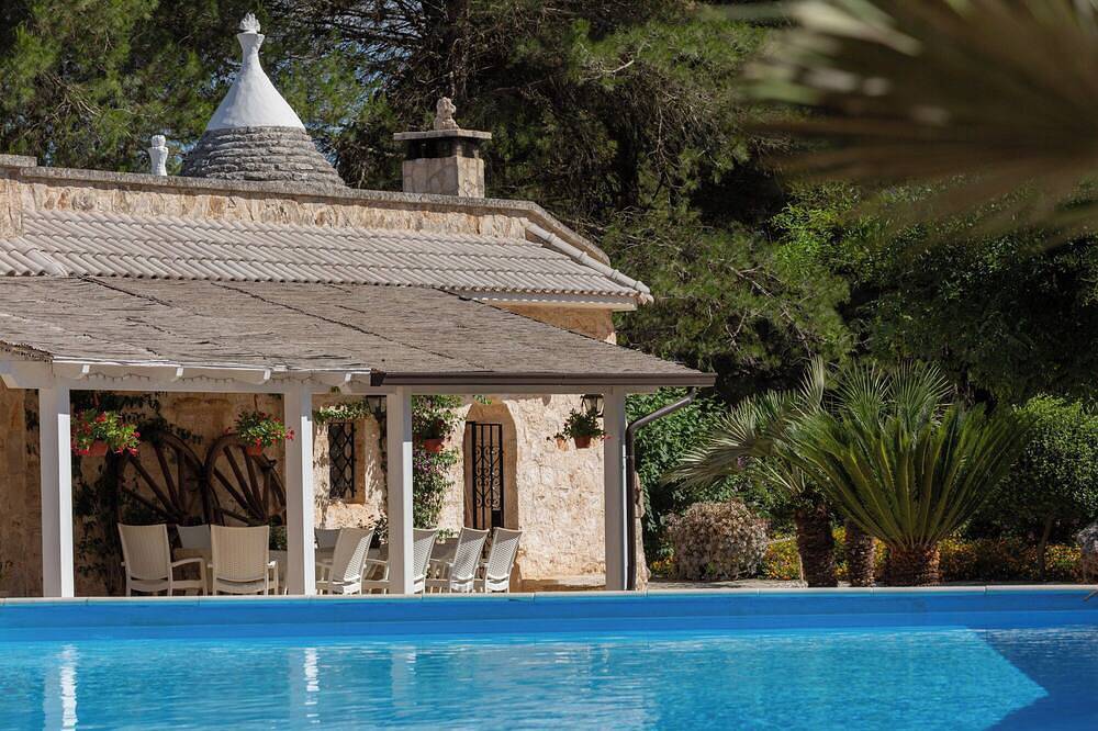 Trulli Inn Villa: private massive pool, garden, wifi, bbq, air con in Ceglie Messapica, Salento