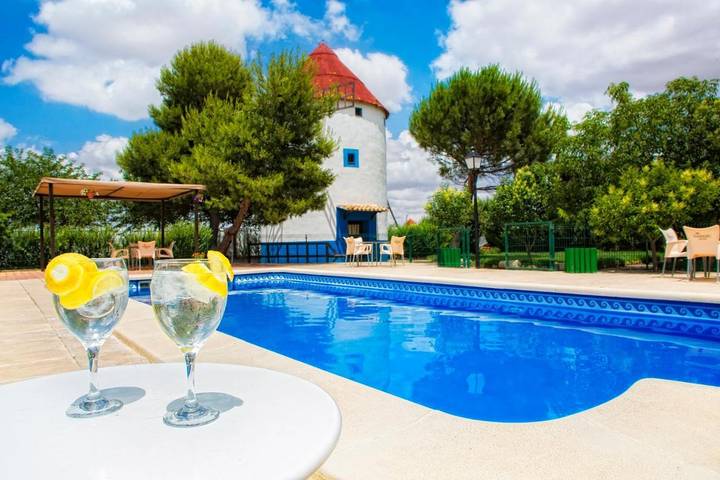 Hotel para 3 personas, con terraza además de jardín y piscina, Se admiten mascotas - 1