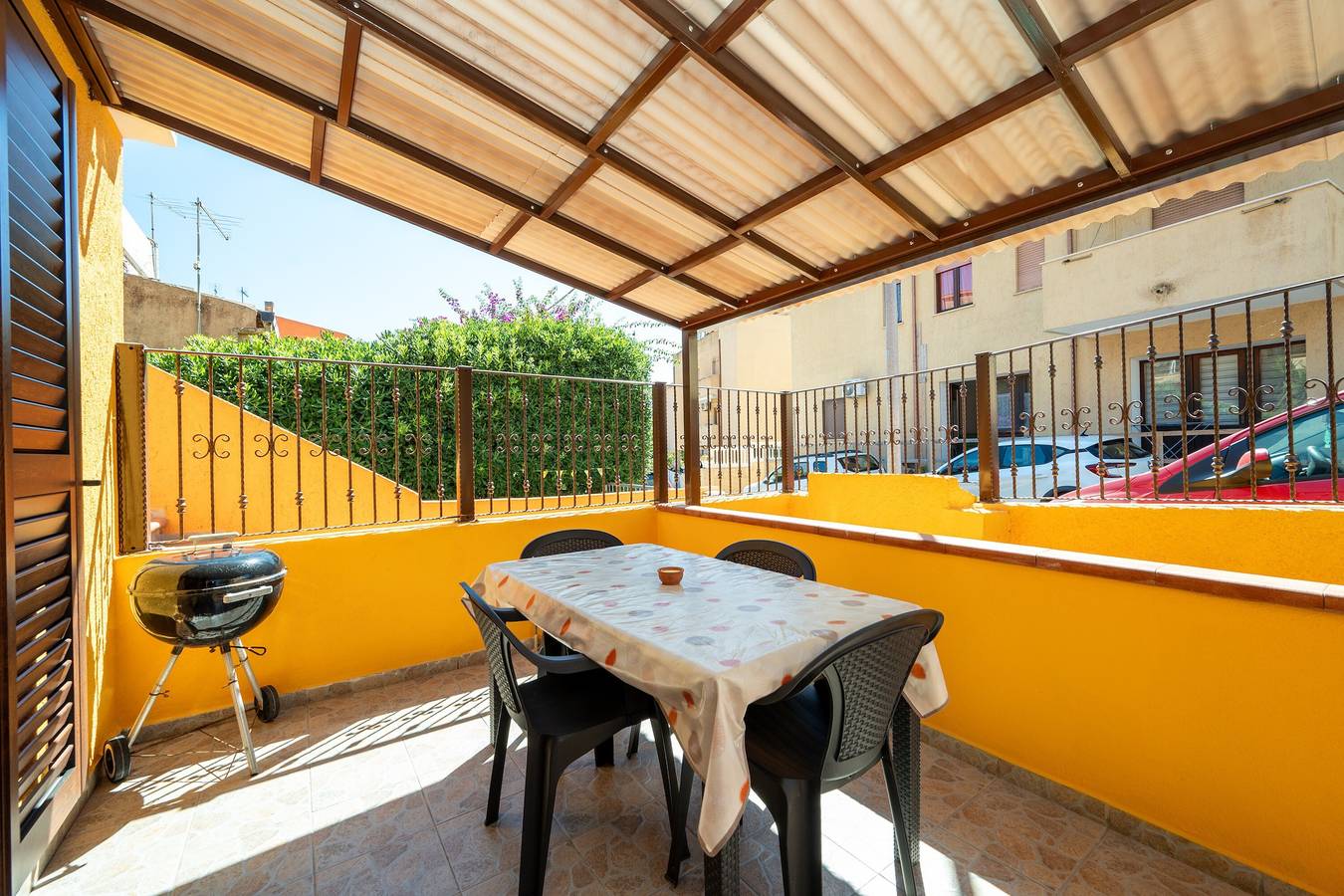 Entire apartment, Apartment 'Il Cortile' with Private Veranda in Parco Nazionale dell'Arcipelago di La Maddalena, La Maddalena