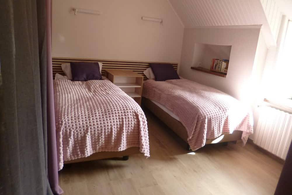 La  Grange spacieuse à l'intérieur et à l'extérieur in Bieuzy, Région de Pontivy