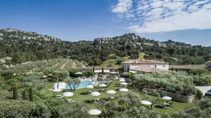 Hôtel pour 2 personnes, avec jardin ainsi que piscine et jacuzzi, animaux acceptés à Les Baux-de-Provence