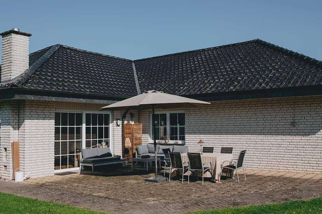Bungalow mit Basketballplatz in Lemgo, Kreis Lippe