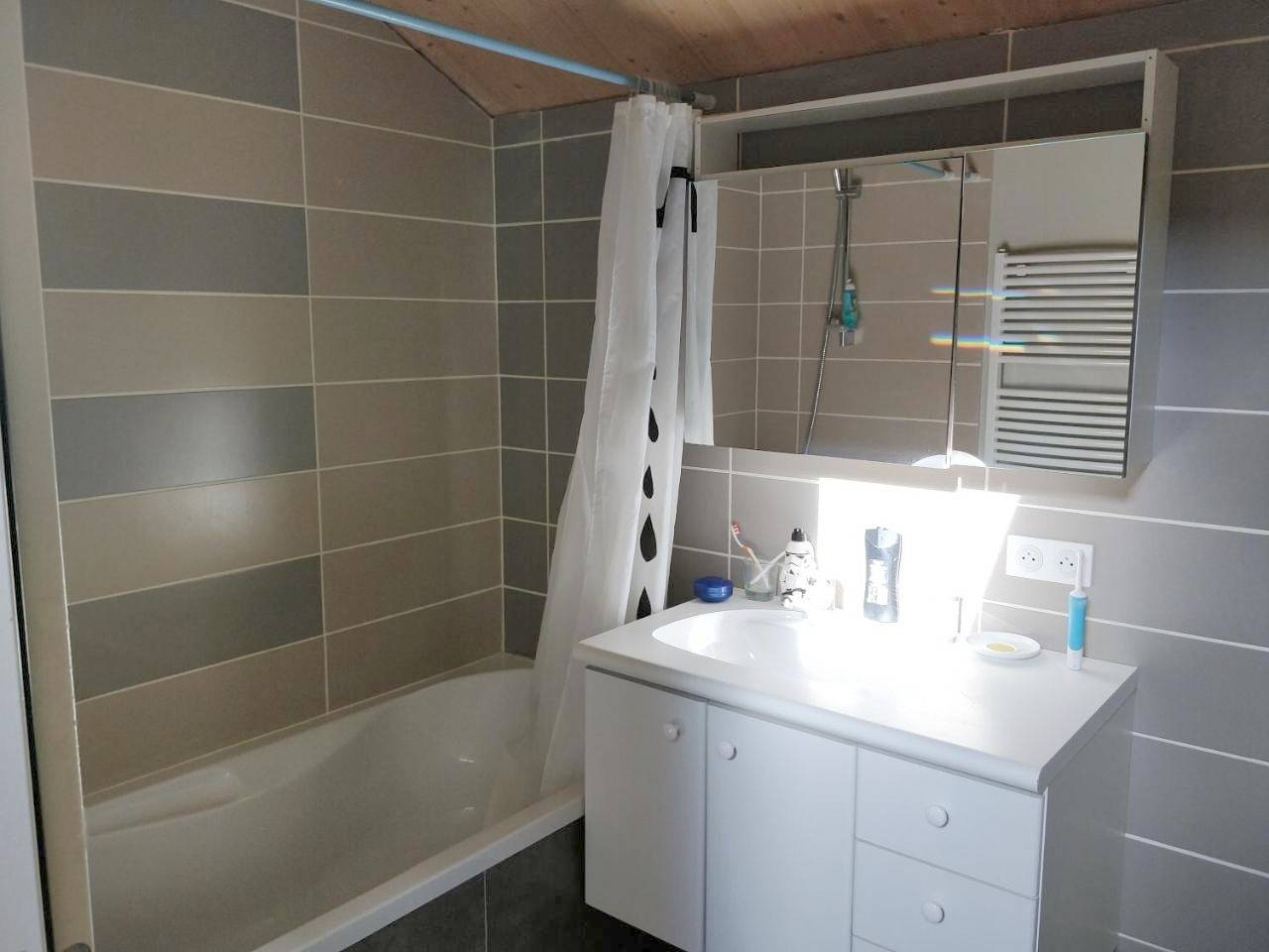 Triple Room with Shared Bathroom in Saint-Denis-lès-Bourg, Région de Bourg-en-Bresse