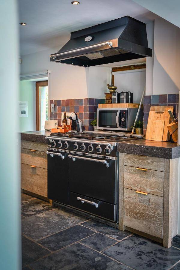 Location de vacances pour 26 personnes, avec jacuzzi ainsi que piscine et jardin à Chimay - 2