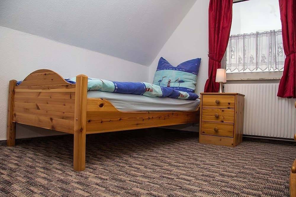 Ferienhaus mit großem eingezäunten Grundstück direkt am Kanal in Grimersum, Krummhörn