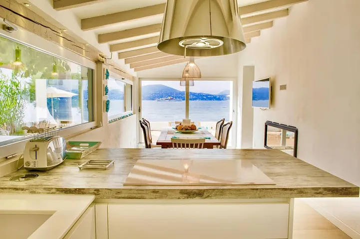 Villa Pieds dans l'eau met privé zandstrand aan de Golf van Saint Tropez in Gassin, Middellandse Zeekust (Frankrijk)