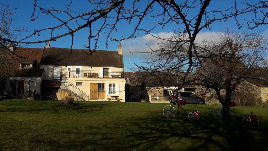 Gîte pour 2 personnes, avec terrasse ainsi que jardin et vue, animaux acceptés à Créot