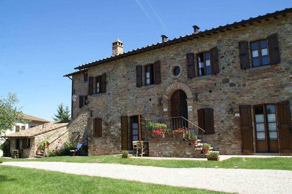 Casa en Montone con piscina y jardín in Montone (Italia), Valtiberina