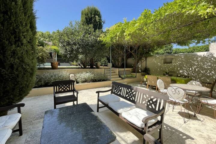 Location de vacances pour 10 personnes, avec terrasse ainsi que jardin et piscine, adapté aux familles à Lambesc - 4