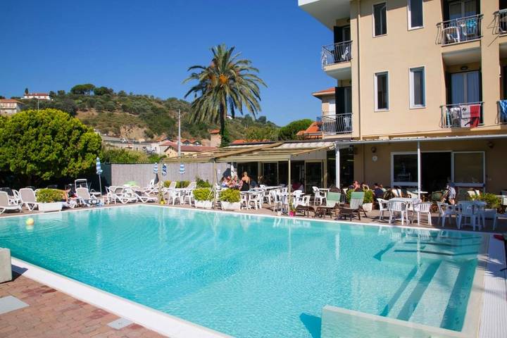 Hôtel pour 4 personnes, avec piscine et jardin