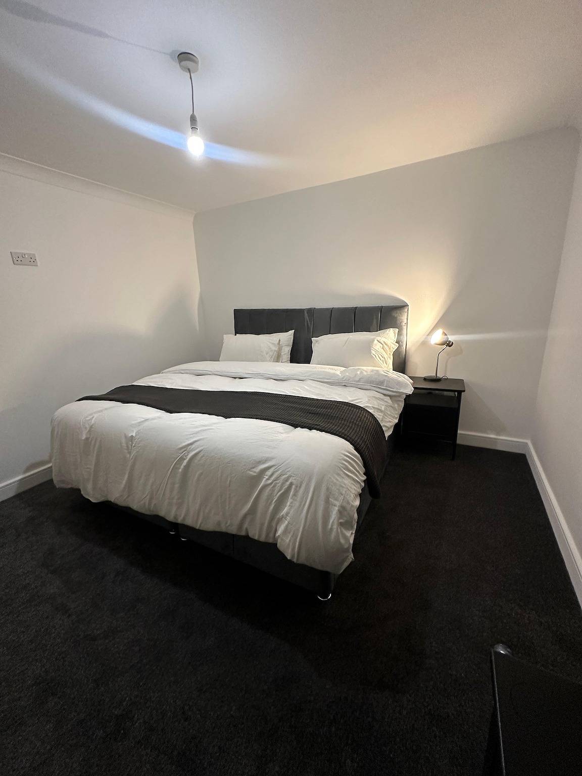 House-Sleeps8-Parking-Garden in Leeds, West Yorkshire