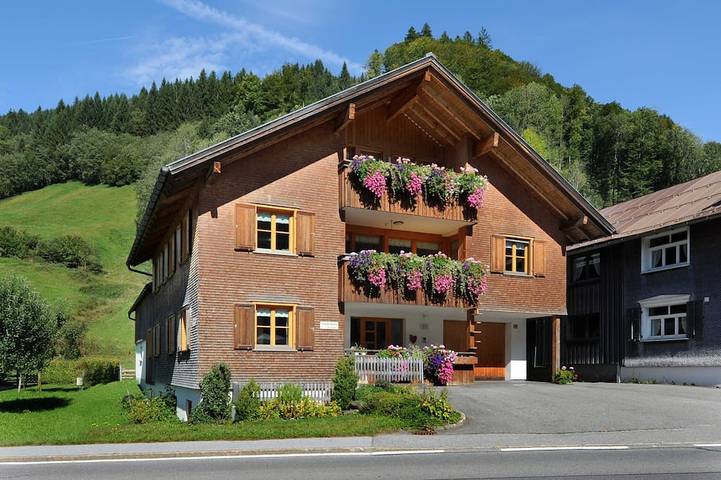 Vakantiewoning voor 7 personen, met tuin en balkon in Schoppernau