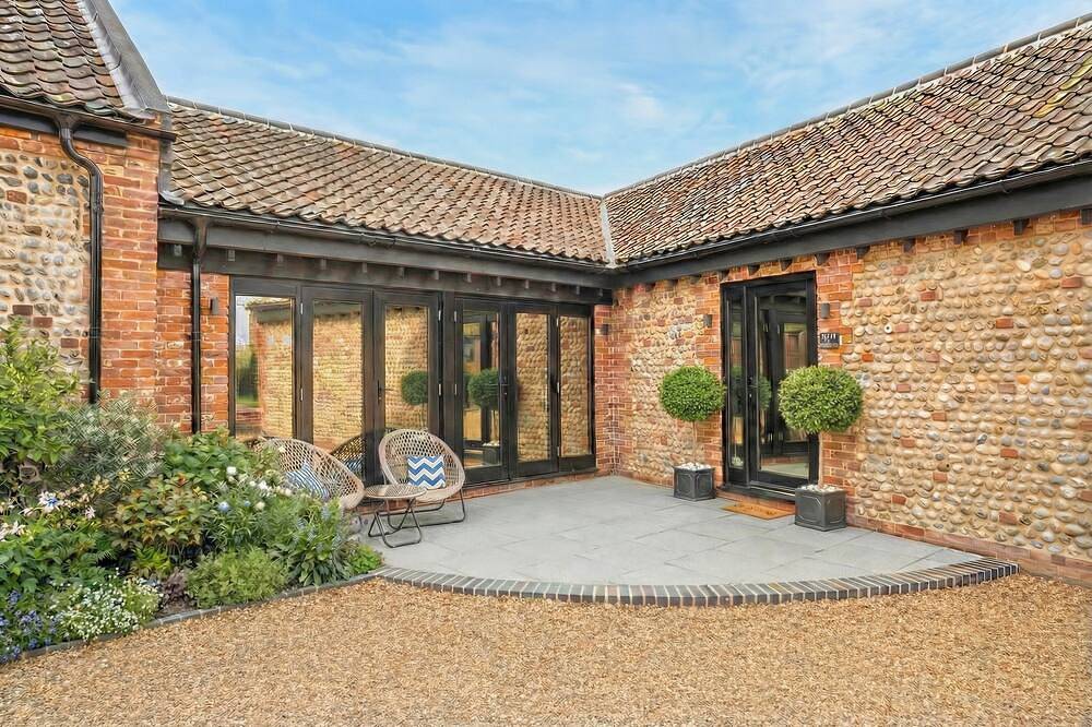 Luxury Barn, Hot Tub, Dog Friendly in Happisburgh, Norfolk