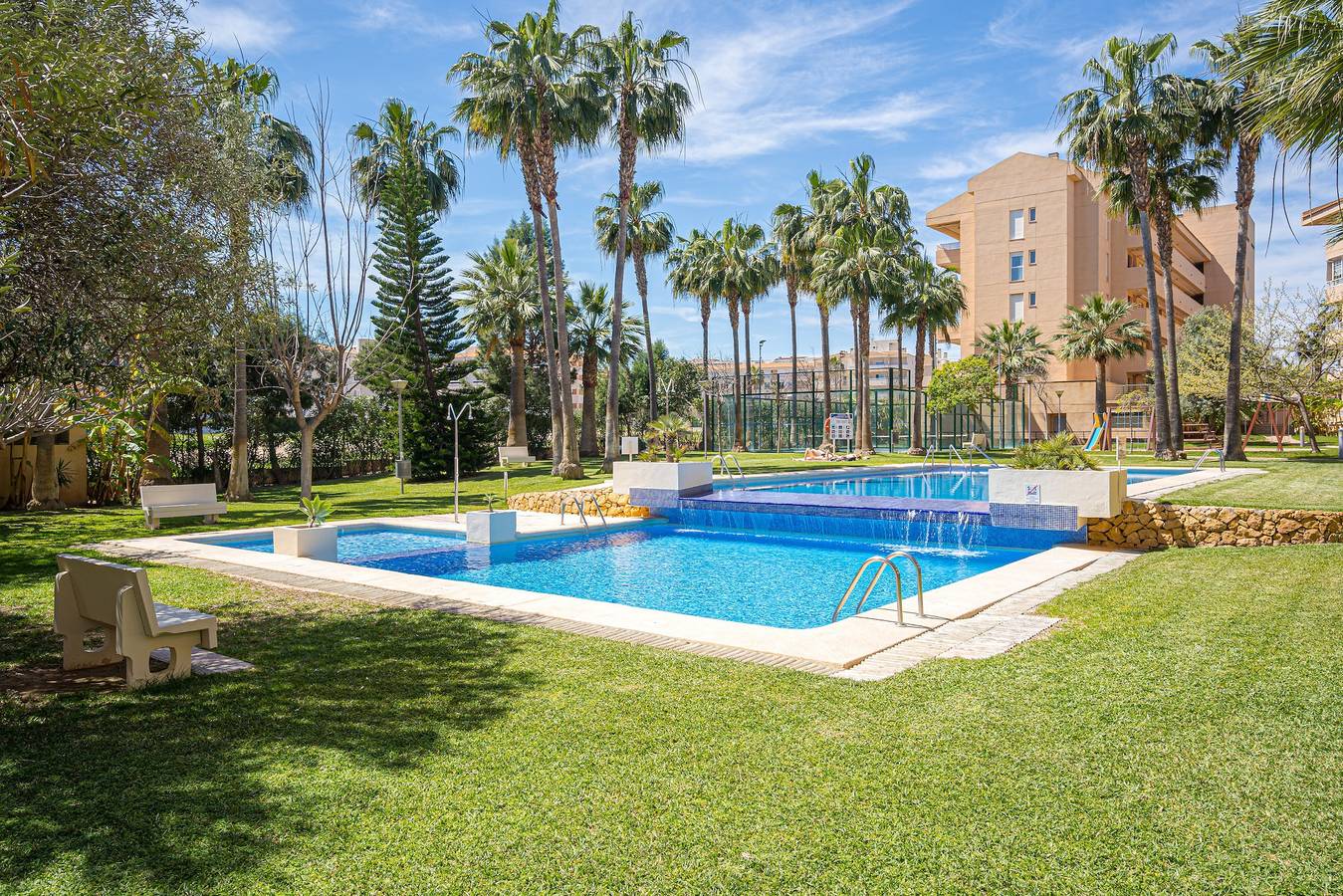 Apartamento entero, Apartamento 'Alborada Golf 1' con vistas a la montaña, piscina compartida y Wi-Fi in L'Albir, Alfàs del Pi