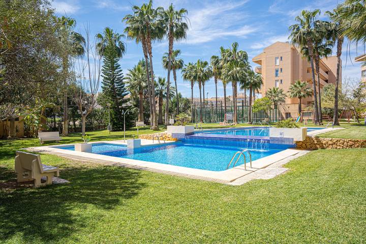 Apartamento entero, Apartamento 'Alborada Golf 1' con vistas a la montaña, piscina compartida y Wi-Fi in L'Albir, Alfàs del Pi