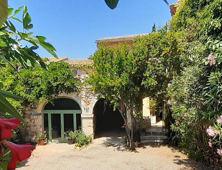 Gîte pour 4 personnes, avec vue et terrasse ainsi que jardin et piscine à La Capelle-et-Masmolène