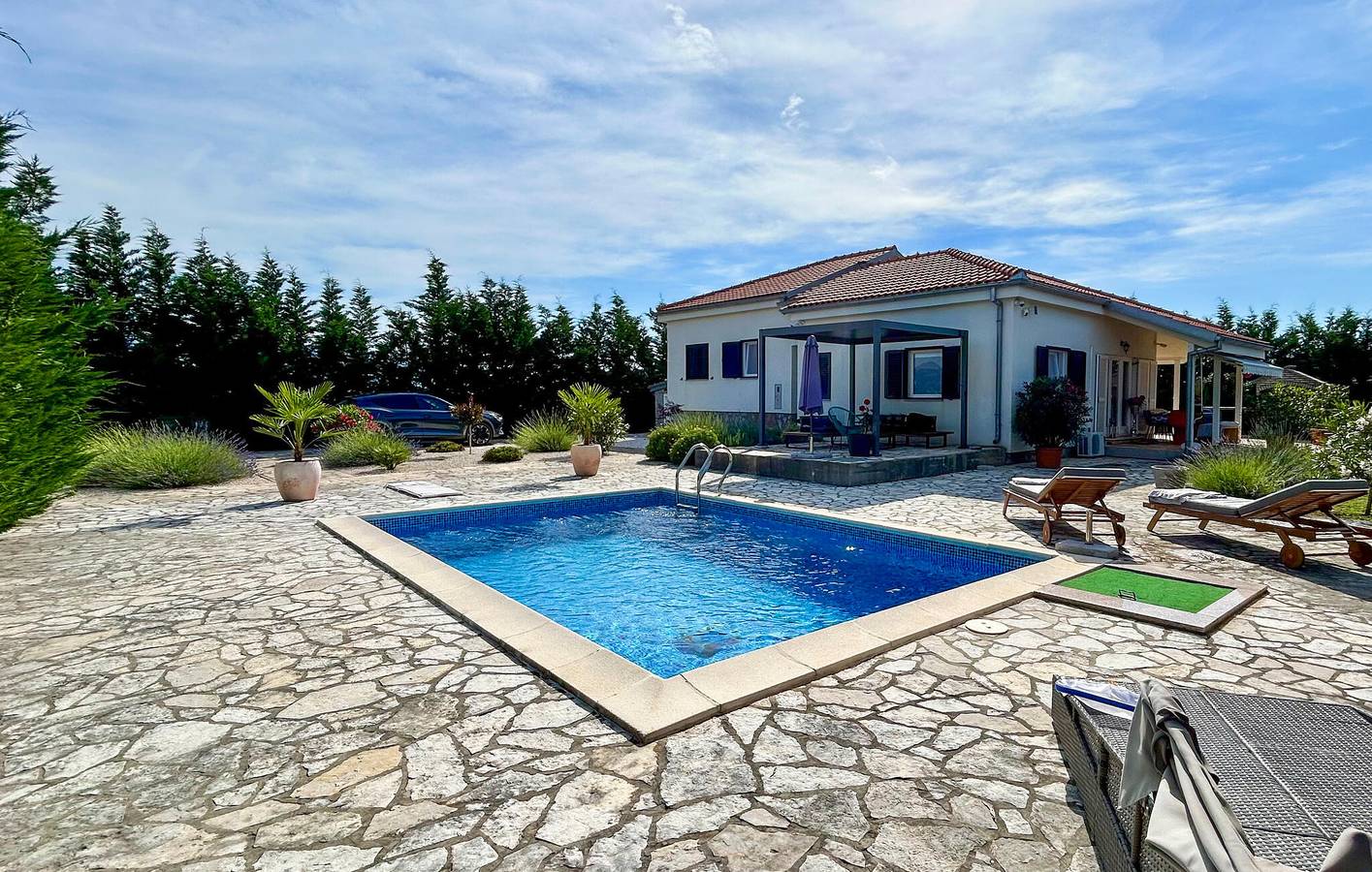 Gemütlich, nur 1 km von der Küste entfernt: 2-Zimmer-Wohnung mit Pool und Parkplatz in Novigradsko More, Zadar