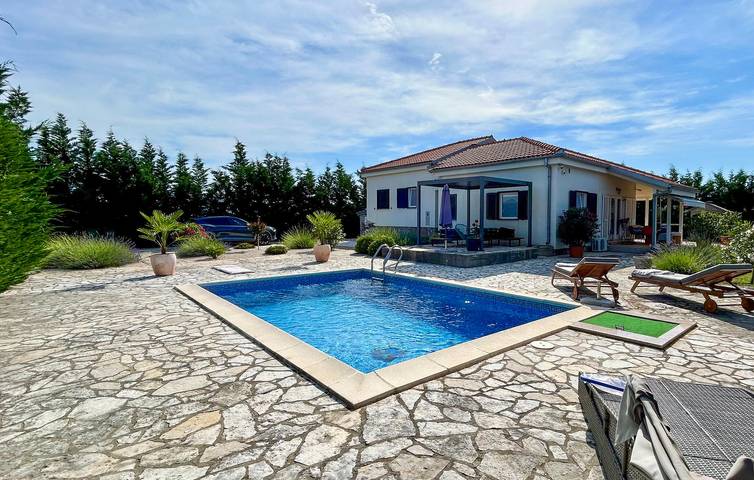Gemütlich, nur 1 km von der Küste entfernt: 2-Zimmer-Wohnung mit Pool und Parkplatz in Novigradsko More, Zadar