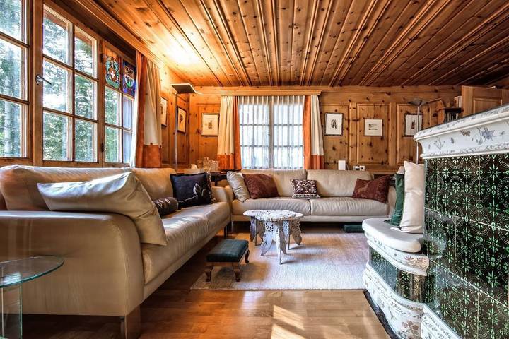 Log cabin for 12 people, with balcony and garden as well as sauna, with pets in Swiss Alps