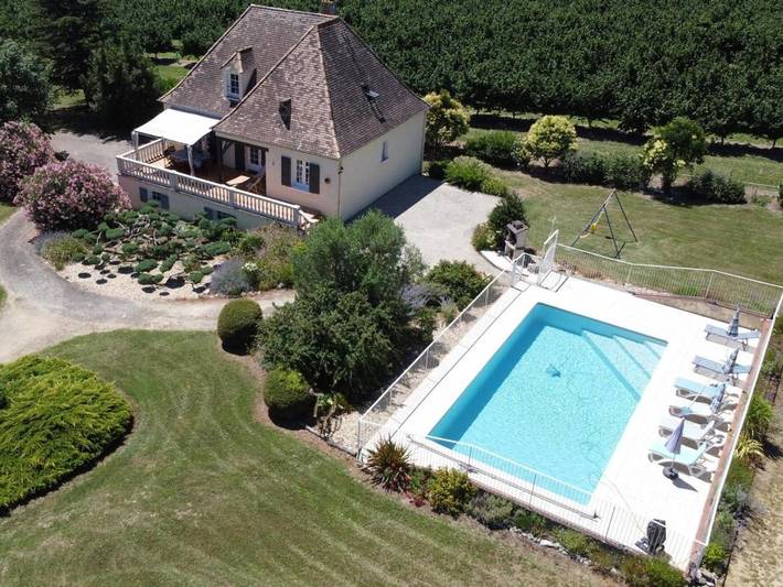 Location de vacances pour 10 personnes, avec terrasse ainsi que piscine et jardin, animaux acceptés à Rampieux