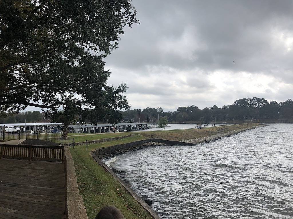 Ganze Wohnung, Frisch renoviert! Fischen, Trinken, Feiern, Auf dem Balkon über dem Wasser! in Lake Conroe