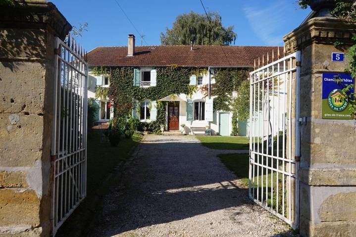 Chambre d’hôte pour 7 personnes, avec vue et jardin, adapté aux familles dans Neufchâteau - 3