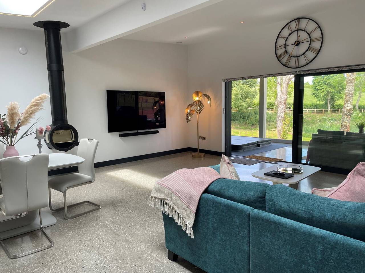 No.6, South View Lodges in Shillingford St George, Devon