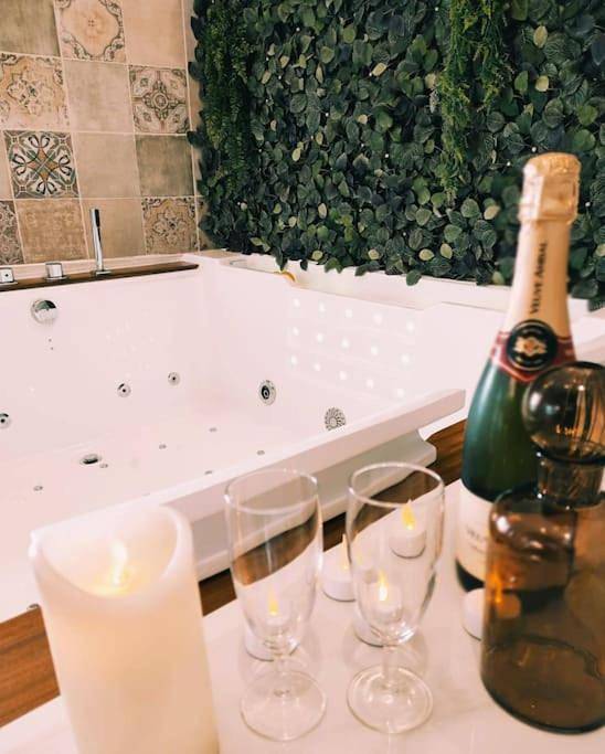 La Cabana Agréable logement avec Jacuzzi/Balnéo in Saint-Jean-d'Angély, Région de Saint-Jean-d'Angély