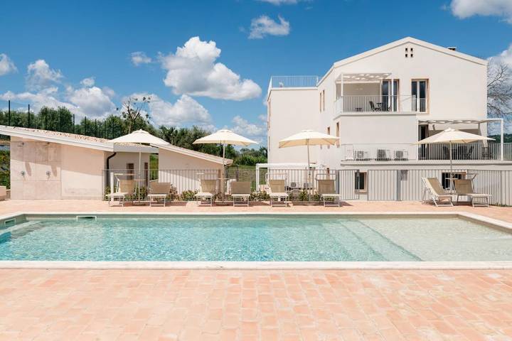 Location de vacances pour 6 personnes, avec piscine ainsi que jardin et vue, adapté aux familles à Paternopoli - 4