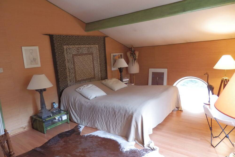 Charming house with swimming pool in a quiet green setting in Canéjan, Bordeaux region