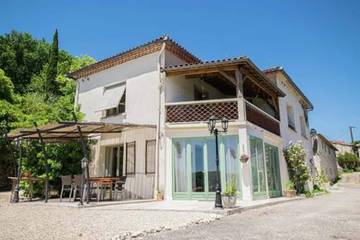 Gîte pour 8 personnes, avec piscine et balcon à Courbiac