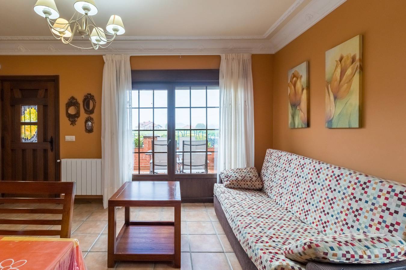 Apartamento entero, Apartamento 'Antonio Apto2' con vistas a la montaña, terraza privada y Wi-Fi in Ubiarco, Santillana del Mar