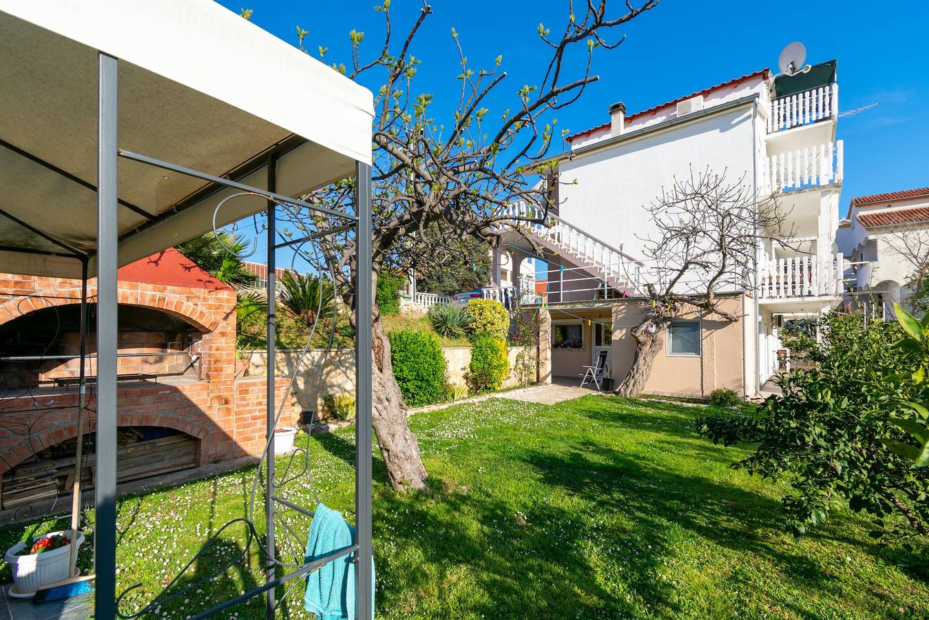 Ganze Wohnung, 2-Zimmer-Ferienwohnung mit Terrasse und Meerblick Bibinje, Zadar A-14773-a in Bibinje, Zadar